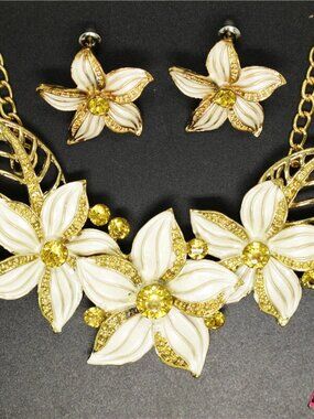 Betsey Johnson White and champagne Floral Necklace Earring set NEW